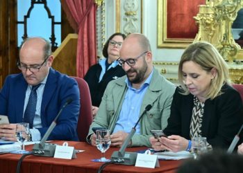 Varios diputados del PP atentos, al móvil / FOTO: Eulogio García