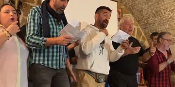 El grupo de Sabajanes cantándole a su autor durante la gala / FOTO: cedida