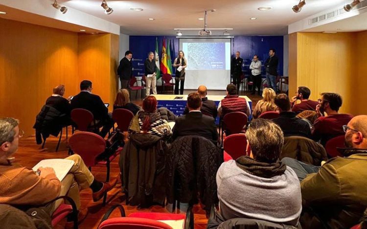 Los técnicos detallando el documento a los concejales / FOTO: Ayto.