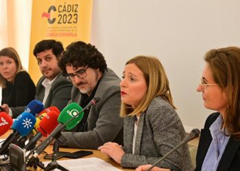 Calvo, entre representantes de las instituciones que ponen el dinero / FOTO: Eulogio García