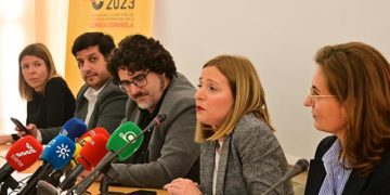 Calvo, entre representantes de las instituciones que ponen el dinero / FOTO: Eulogio García