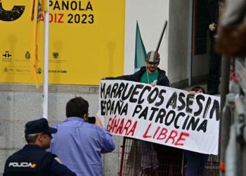 La pequeña protesta en una de las esquinas de la plaza / FOTO: Eulogio García