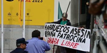 La pequeña protesta en una de las esquinas de la plaza / FOTO: Eulogio García