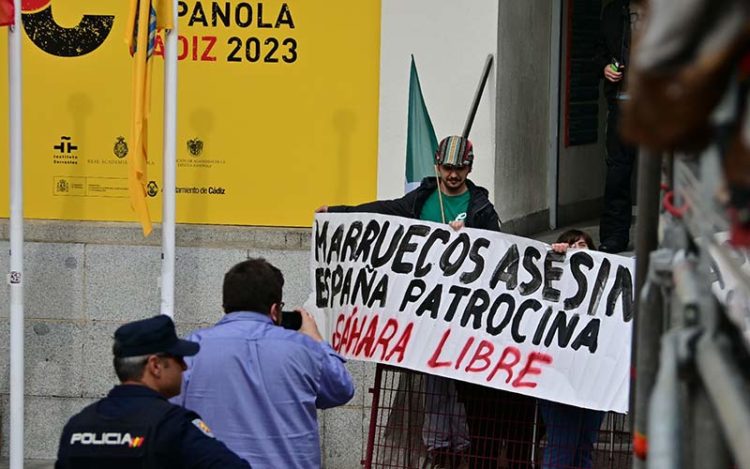 La pequeña protesta en una de las esquinas de la plaza / FOTO: Eulogio García