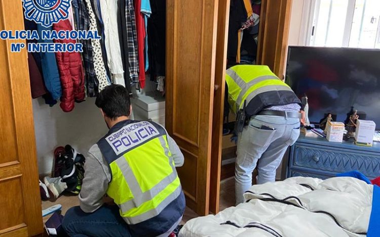 En el registro de una de las viviendas / FOTO: Policía Nacional