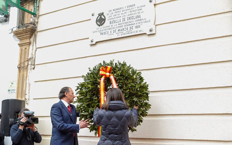 Colocando la corona de laurel / FOTO: Ministerio de Defensa