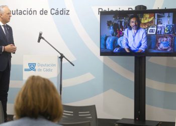 Visualizando el spot de Antonio Carmona en la presentación de la campaña / FOTO: Diputación