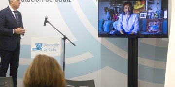 Visualizando el spot de Antonio Carmona en la presentación de la campaña / FOTO: Diputación