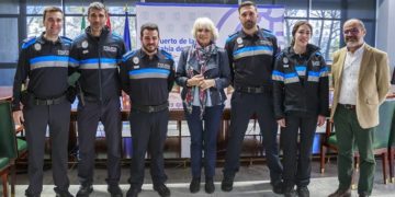 La presidenta de la APBC posa con los nuevos efectivos / FOTO: APBC