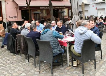 Terraza a pleno rendimiento en Cádiz / FOTO: Eulogio García