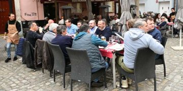 Terraza a pleno rendimiento en Cádiz / FOTO: Eulogio García
