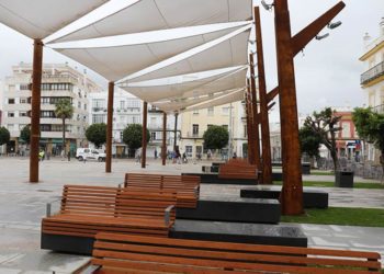 Aspecto de uno de los laterales de la plaza con los toldos / FOTO: Ayto.