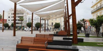 Aspecto de uno de los laterales de la plaza con los toldos / FOTO: Ayto.