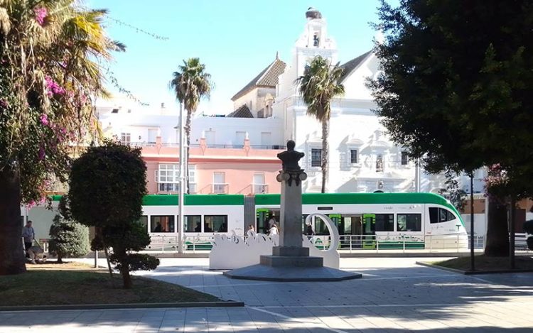 El tranvía integrado ya en el paisaje isleño / FOTO: DBC