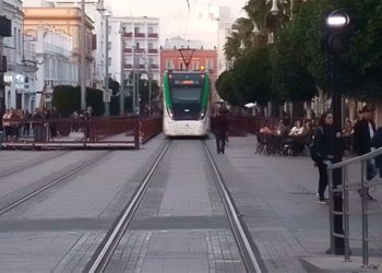 Circulando por vía única encajonado por la carrera oficial / FOTO: DBC