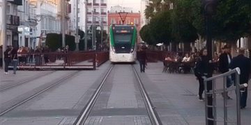 Circulando por vía única encajonado por la carrera oficial / FOTO: DBC