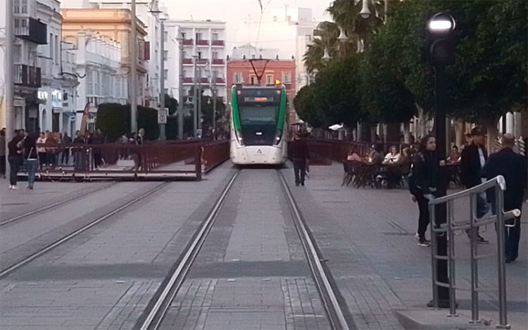 Circulando por vía única encajonado por la carrera oficial / FOTO: DBC