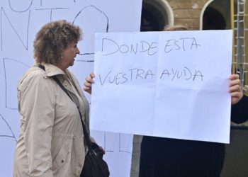 Tubío interesándose en persona por una protesta frente al Ayuntamiento / FOTO: Eulogio García