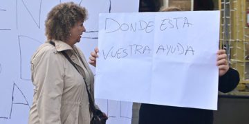 Tubío interesándose en persona por una protesta frente al Ayuntamiento / FOTO: Eulogio García