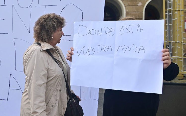 Tubío interesándose en persona por una protesta frente al Ayuntamiento / FOTO: Eulogio García