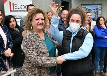 Una de las vecinas celebra con emoción la recogida de la llave / FOTO: Eulogio García