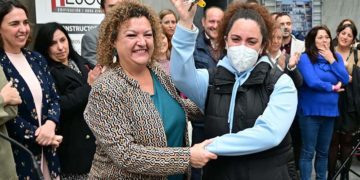 Una de las vecinas celebra con emoción la recogida de la llave / FOTO: Eulogio García