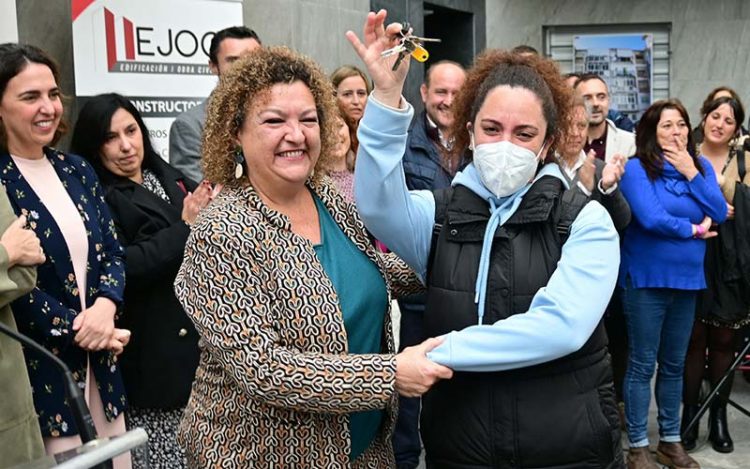 Una de las vecinas celebra con emoción la recogida de la llave / FOTO: Eulogio García