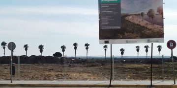 Una de las vallas de la estancada obra en La Magdalena / FOTO: DBC
