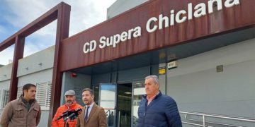 Rueda de prensa a las puertas del complejo deportivo / FOTO: Ayto.