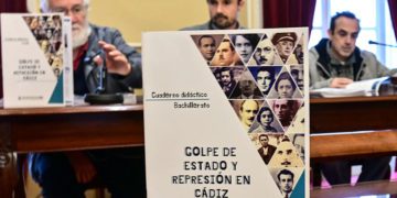 Presentando los cuadernillos / FOTO: Eulogio García