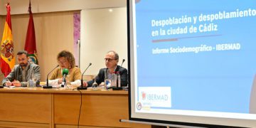 Vila y Tubío presidiendo el acto junto a representantes de la empresa encargada del estudio / FOTO: Eulogio García