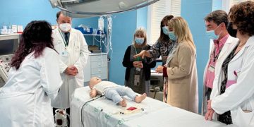 Médicos tratan de explicar el proyecto a la delegada territorial de Salud / FOTO: Junta