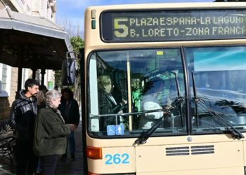 Subiendo al bus en la plaza de España / FOTO: Eulogio García