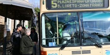 Subiendo al bus en la plaza de España / FOTO: Eulogio García