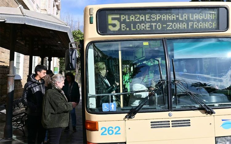 Subiendo al bus en la plaza de España / FOTO: Eulogio García