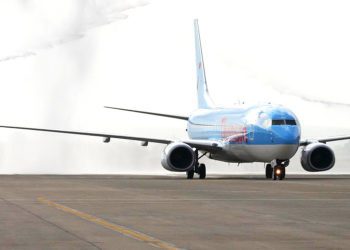 Avión de Tui en pleno aterrizaje / FOTO: Diputación