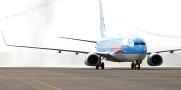 Avión de Tui en pleno aterrizaje / FOTO: Diputación