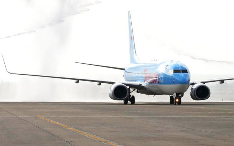 Avión de Tui en pleno aterrizaje / FOTO: Diputación