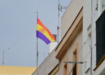 La tricolor en una azotea de la capital gaditana / FOTO: Eulogio García