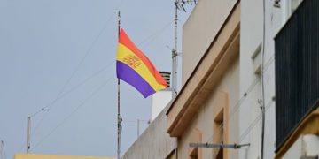 La tricolor en una azotea de la capital gaditana / FOTO: Eulogio García