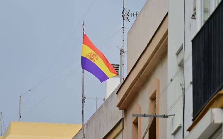 La tricolor en una azotea de la capital gaditana / FOTO: Eulogio García