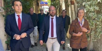 El alcalde Beardo no se ha perdido la visita junto al consejero / FOTO: Junta