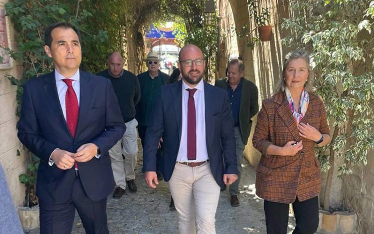 El alcalde Beardo no se ha perdido la visita junto al consejero / FOTO: Junta