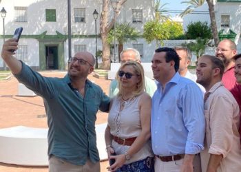 El alcalde del PP en pleno selfie / FOTO: Ayto.