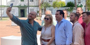 El alcalde del PP en pleno selfie / FOTO: Ayto.