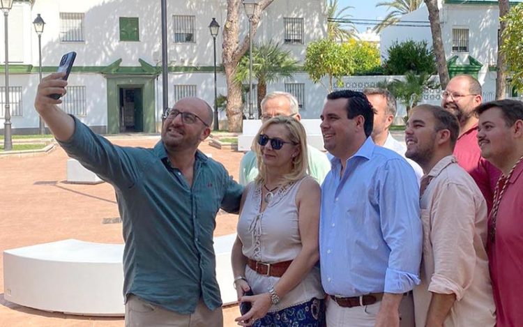 El alcalde del PP en pleno selfie / FOTO: Ayto.