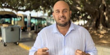 Belgrano grabando una de sus intervenciones bajo el árbol del Mora / FOTO: Ahora Cádiz