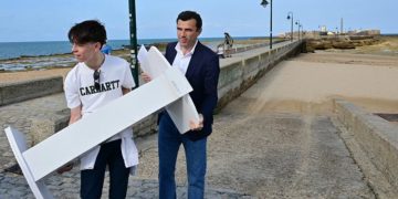 El candidato preparando su atril para la rueda de prensa caletera / FOTO: Eulogio García