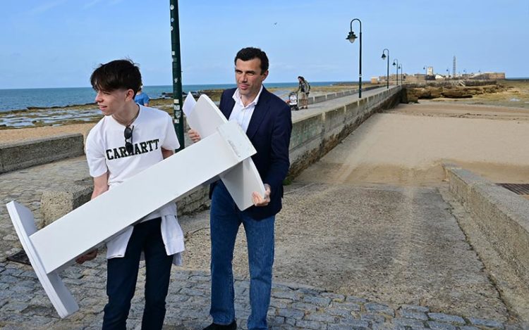 El candidato preparando su atril para la rueda de prensa caletera / FOTO: Eulogio García