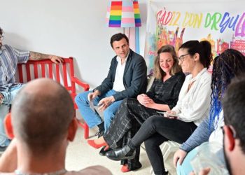 Un momento de la reunión en la sede de la Aghois LGTBIQ+ / FOTO: PP